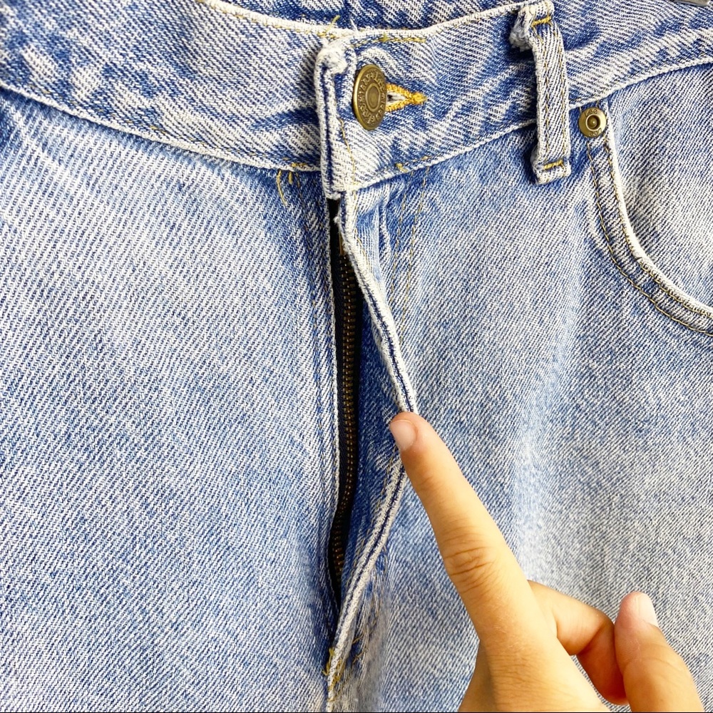 Vintage | 90's Light Wash High Rise Lee Mom Jeans - Picture 6 of 10